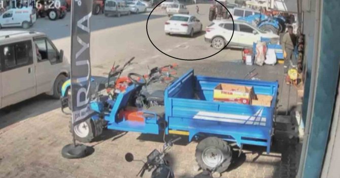 Koşarak yolun karşısına geçen çocuğa otomobil çarptı, o anlar kamerada