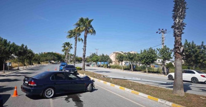 Önce kaldırıma, ardından direğe çarparak durabildi: 1 yaralı