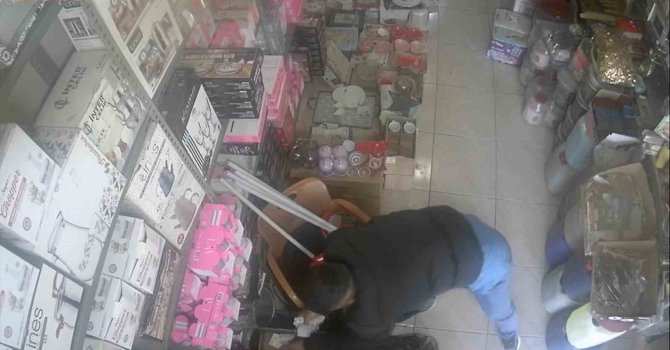 Üç iş yerini soydu, "İş yerlerine bir şeyler sormak için girdim" dedi