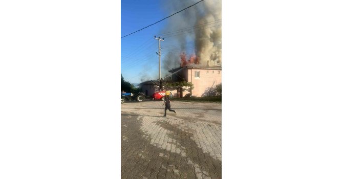 Isparta’da 2 katlı ahşap ev yangında kül oldu