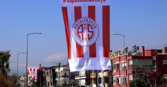 Antalyaspor Bayrakları Caddeleri Süslüyor