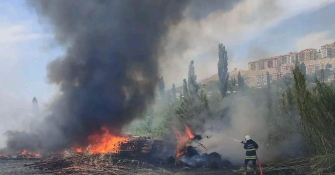 Bahçede çıkan yangın itfaiye tarafından söndürüldü