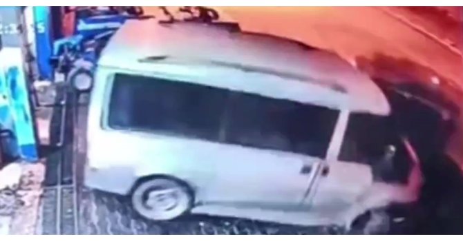 Hafif ticari araç önce patpata sonra minibüse çarptı: O anlar kamerada