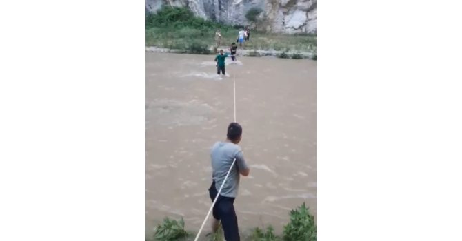 Su seviyesi yükselince kanyonda mahsur kalan 35 vatandaş kurtarıldı