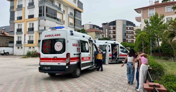 Liseli kızların sosyal medya kavgasını ayırmak için araya giren 2 kız bıçaklandı
