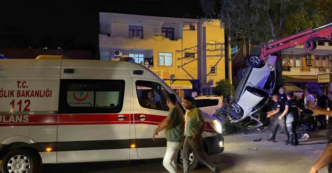 Adana’da kontrolden çıkan otomobil refüjde asılı kaldı: 5 yaralı