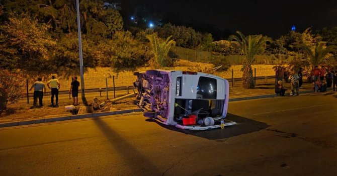 Alanya’da aydınlatma direğine çarpan minibüs devrildi