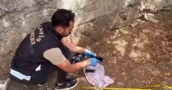 Polislerin dikkati poşette saklanmış tabancayı ortaya çıkardı