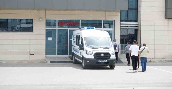 Babasının bıçaklayarak öldürdüğü gencin cenazesi morgdan alındı