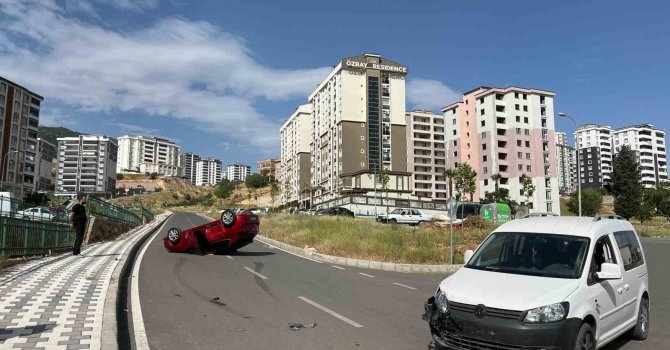 Hafif ticari araçla çarpışan otomobil takla attı sürücüsü yaralandı