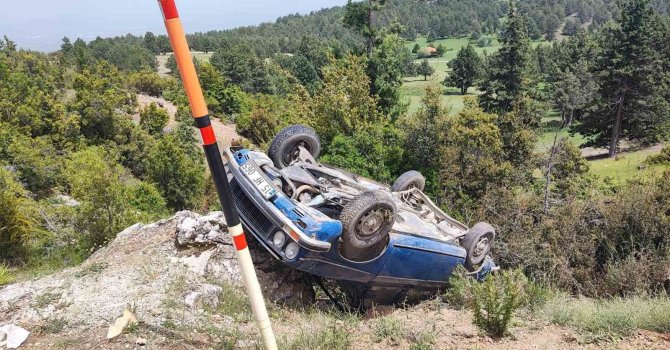 Gölhisar’da otomobil şarampole devrildi, 2 kişi hafif yaralandı