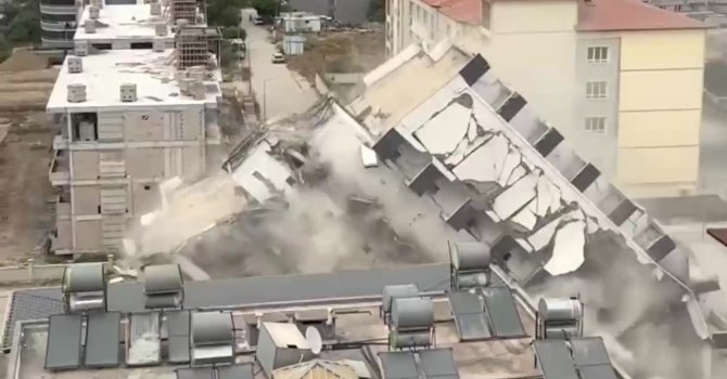 7 katlı bina iş makinesinin darbesiyle kağıt gibi yerle bir oldu