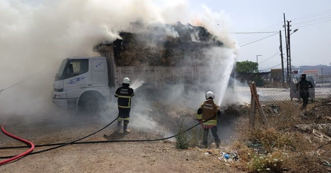 Kırıkhan’da saman yüklü tır alevlere teslim oldu