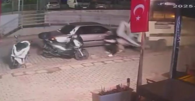 Sokakta tartıştığı kişilerin üzerine otomobil sürdü, gaza basıp kaçtı