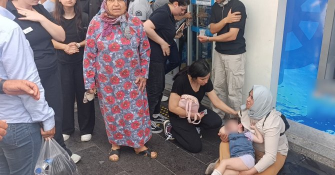 Manavgat’ta motosikletli kurye yaya geçidinde anne ve kızına çarptı: 3 yaralı