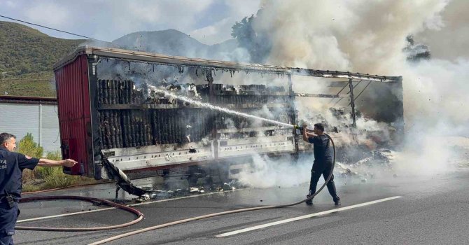 Peçete yüklü tır alev alev yandı