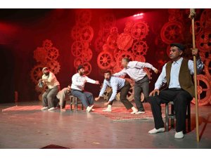 Mersin Şehir Tiyatrosu ‘Misafir’ oyununu Gülnar’da sahneledi