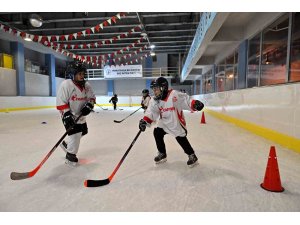 Sıcacık bir kentte buz gibi bir hayal: Muratpaşa’nın küçük hokeycileri