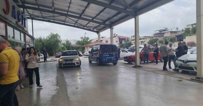 Adana’da yol verme kavgasında silahlar çekildi: 1’i polis 3 yaralı