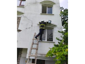 Hasarlı binada kedi kurtarma operasyonu