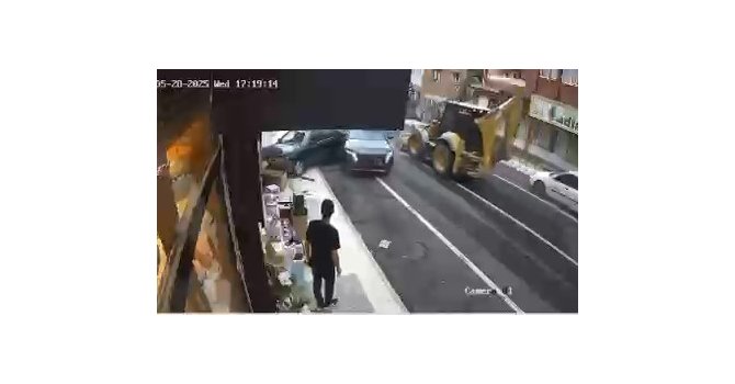 Freni arızalanan kepçe, 4 araca çarptı