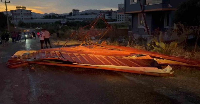 Gazipaşa’da hortum seraları vurdu, çatıları uçurdu