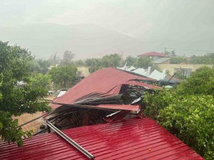 Kısa süreli yağış ve fırtına korku dolu anlar yaşattı