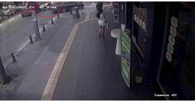 Motosiklete çarpan otomobil sürücüsü durmayıp uzaklaştı