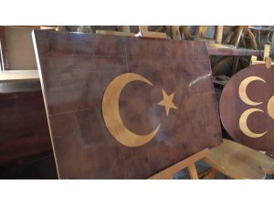76 yaşındaki usta, 15 Temmuz şehitleri için 246 parçadan Türk bayrağı yaptı