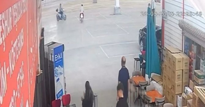 Boş pazar yerinde motosikletler çarpıştı: 2 yaralı