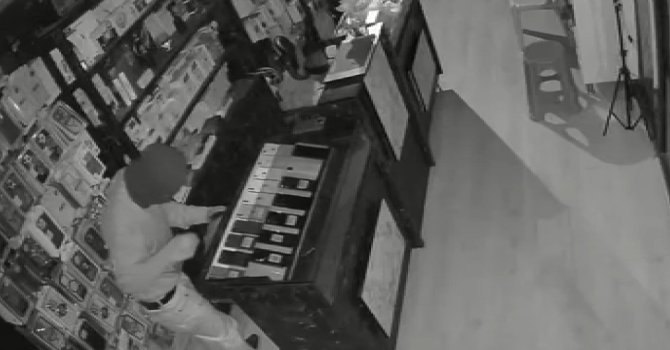 Depremzede esnafın konteyneri soyuldu: 10 dakikada 500 bin TL’lik ürün gitti