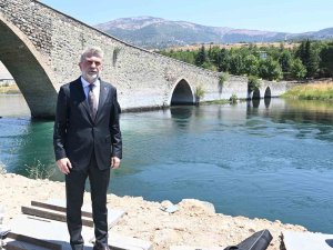 Depremde hasar gören 500 yıllık köprüde sona yaklaşıldı