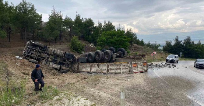Yağışlı hava kazayı beraberinde getirdi, tuğla yüklü tır şarampole devrildi