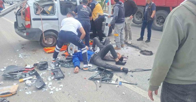 Ehliyetsiz sürücü kaldırıma çarpıp takla attı ardından kamyonete çarptı :3 yaralı