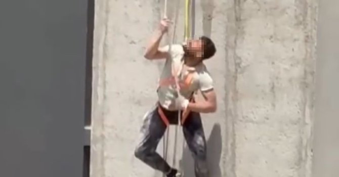 İskele halatı koptu, işçi ölümden döndü