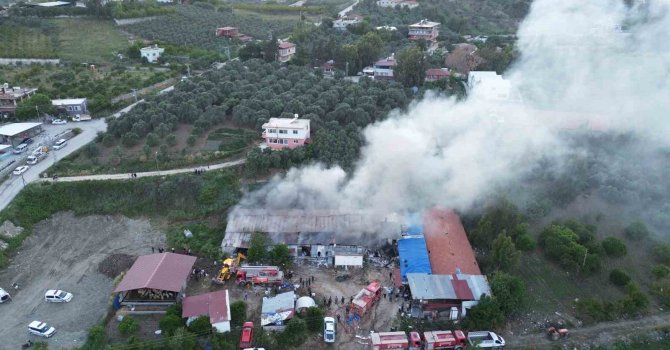 Hatay’da tekstil fabrikasındaki yangın söndürüldü