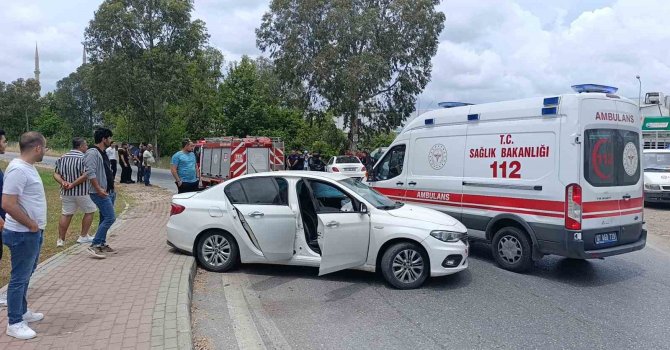 Manavgat’ta iki otomobil çarpıştı