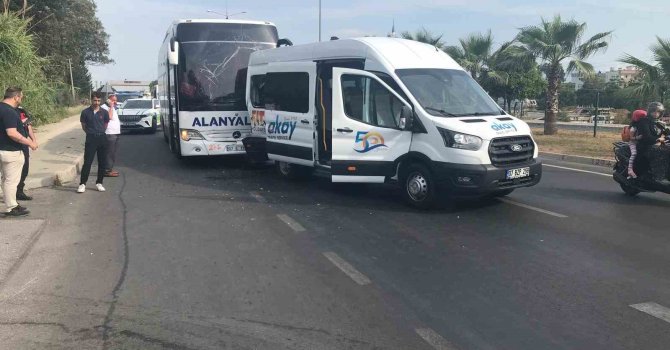 Yolcu otobüsü ile tur minibüsü çarpıştı: 1’i turist 2 yaralı