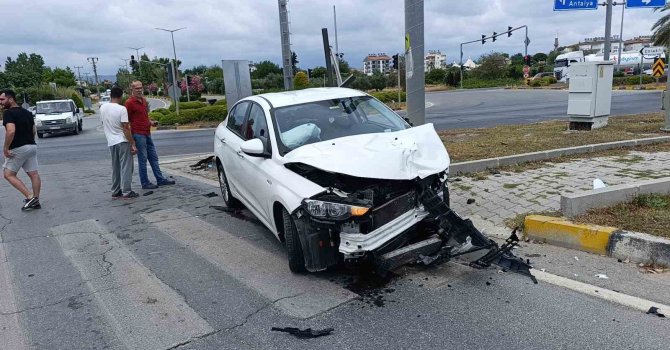 Antalya’da çarpışan araçlar hurdaya döndü: 1 yaralı