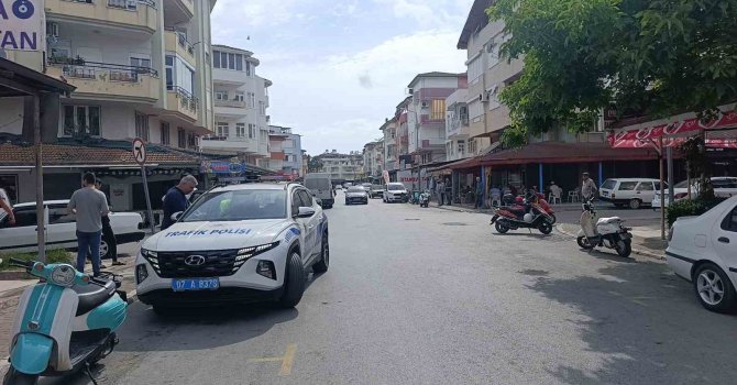 Kamyonete çarpmamak için frene bastı, elektrikli bisikletiyle devrildi: 1 yaralı