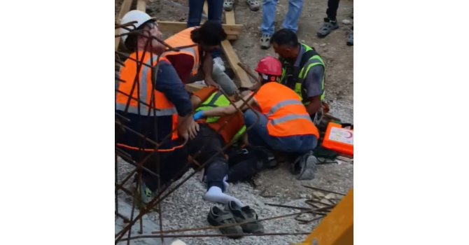 Kalıbın yan yatması sonucu 2 inşaat işçisi yaralandı