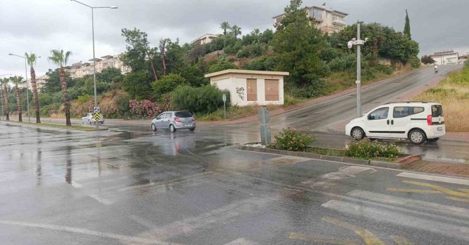 Yağışlı hava rampada kazaya neden oldu: 3 araç birbirine girdi, 1 yaralı