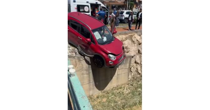 Çarpışan araçlardan biri kanal kenarında askıda kaldı: 3 yaralı