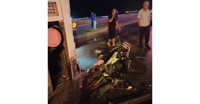 Alanya’da kırmızı ışıkta bekleyen otobüse çarpan motosikletin sürücüsü hayatını kaybetti