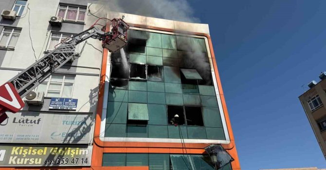 İş merkezinde yangın: 2 işçi atlayarak kurtulmaya çalıştı