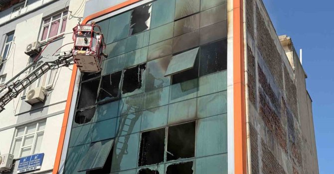 İş merkezindeki imalathanede çıkan yangın kontrol altına alındı