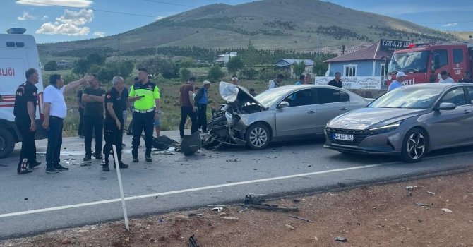 Otomobiller çarpıştı: 6 yaralı