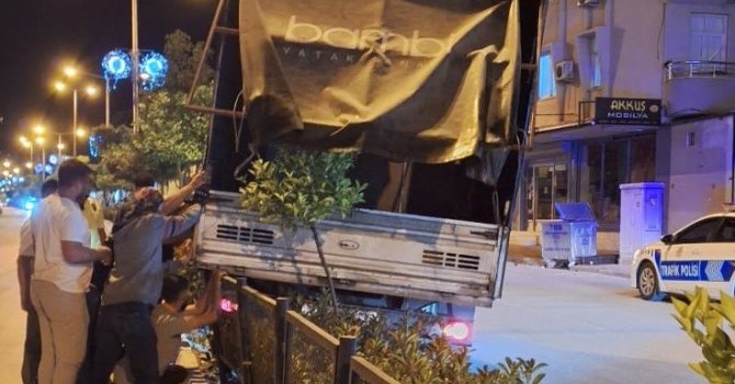 Freni boşalan kamyonet refüje çıkarak durabildi