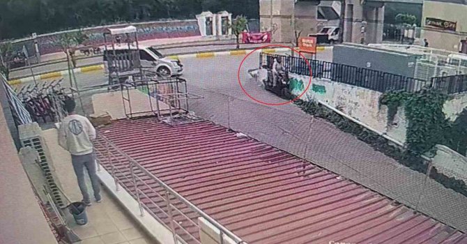 Motosiklet önce otomobile, ardından da duvara çarptı