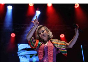 4. Uluslararası Antalya Yörük Türkmen Festivali’nde Funda Arar coşkusu